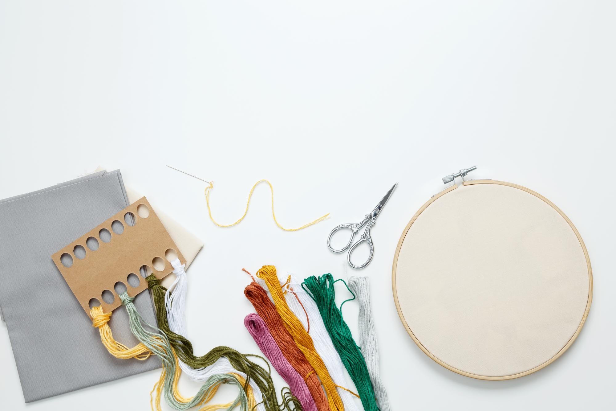 Set strumenti per ricamo su tavolo